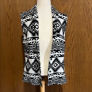 CHAPS Black and White Geometric Pattern Sweater Vest